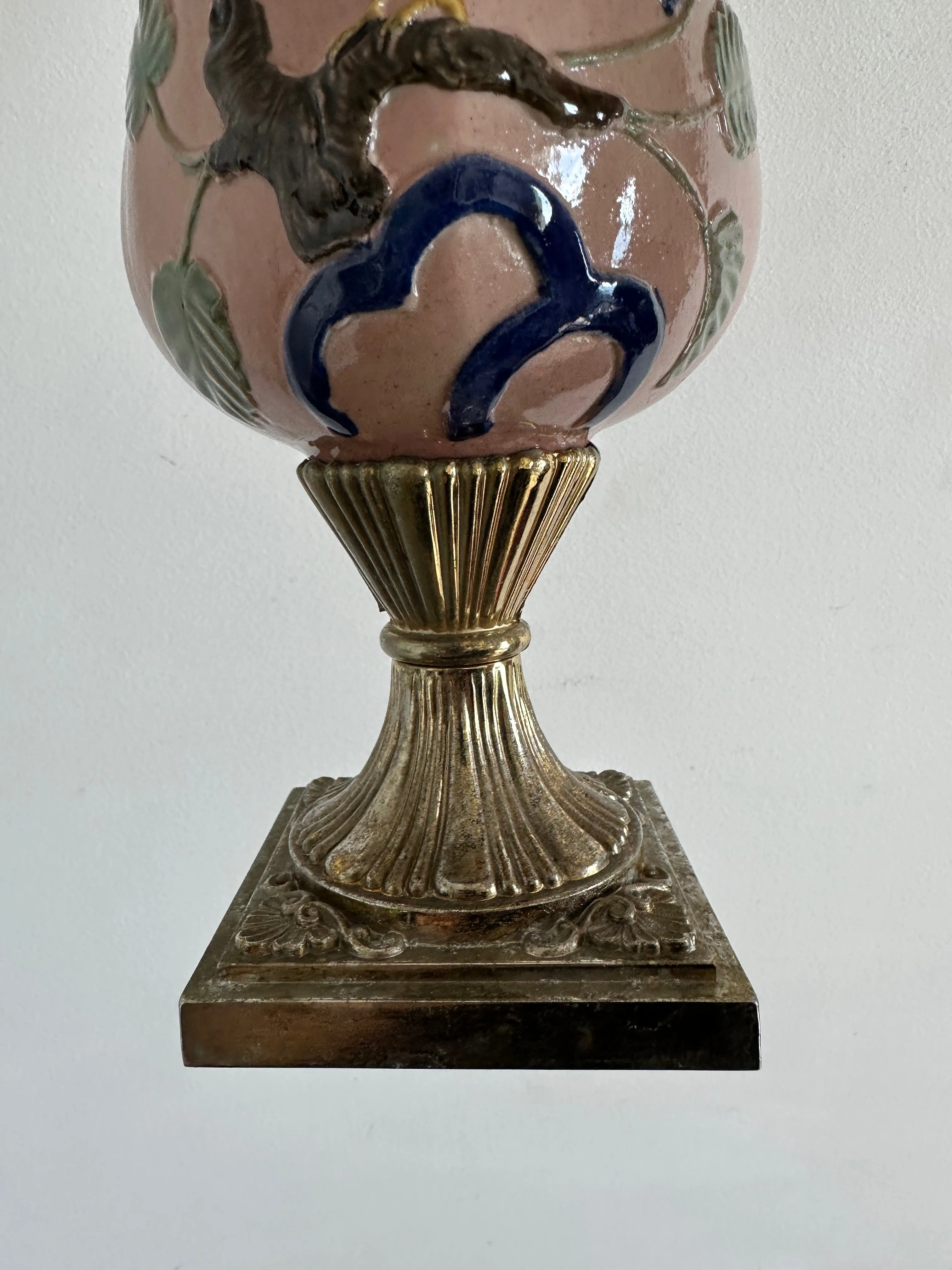 Carafe sur pied émaillée motifs oiseaux en relief